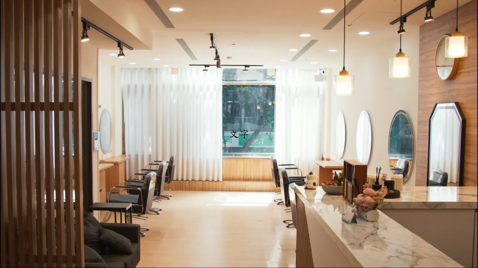 EASE Hair Salon 中山區店內鏡台與座位區