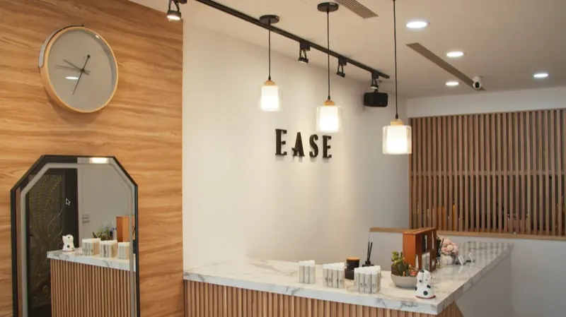 EASE Hair Salon 接待櫃台 - 大理石櫃台與 EASE 主題牆