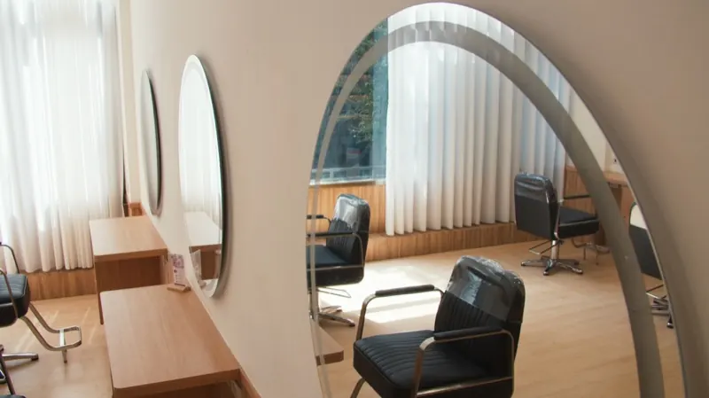 EASE Hair Salon 設計區 - 拱形大鏡與設計椅