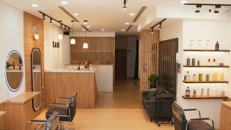 EASE Hair Salon 等候區與商品展示牆